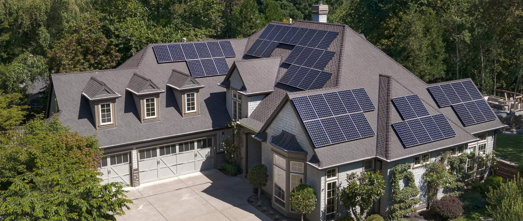 A lake Oswego home with a rooftop solar energy system
